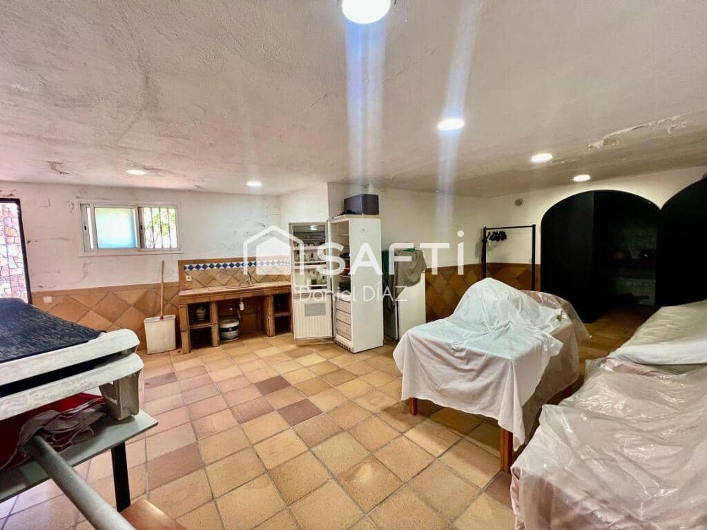 6 soveværelse Finca/Landehus til salg i Macanet de la Selva med swimmingpool garage - € 360.000 (Ref: 9174123)