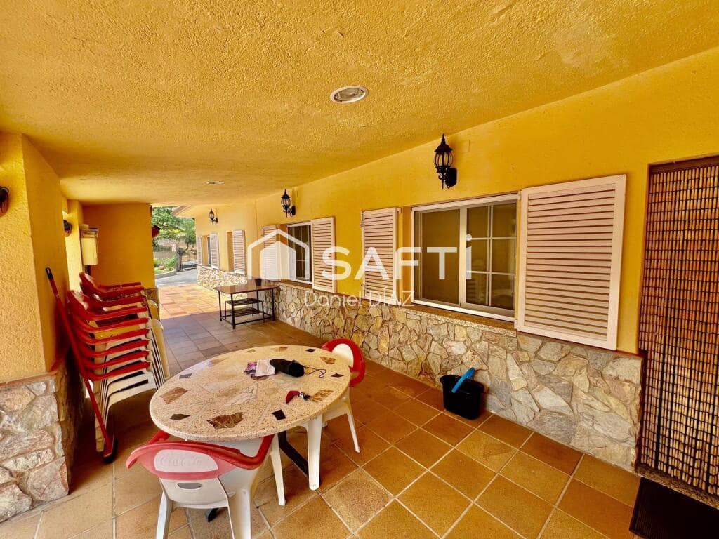 6 soveværelse Finca/Landehus til salg i Macanet de la Selva med swimmingpool garage - € 360.000 (Ref: 9174123)