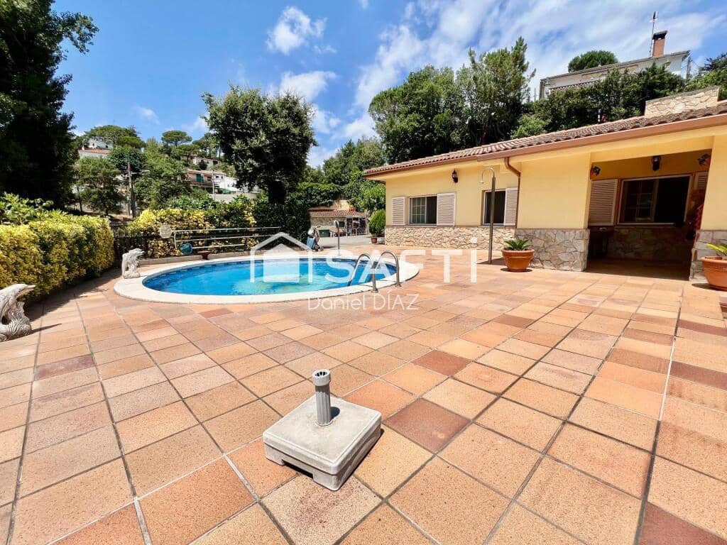 6 soveværelse Finca/Landehus til salg i Macanet de la Selva med swimmingpool garage - € 360.000 (Ref: 9174123)