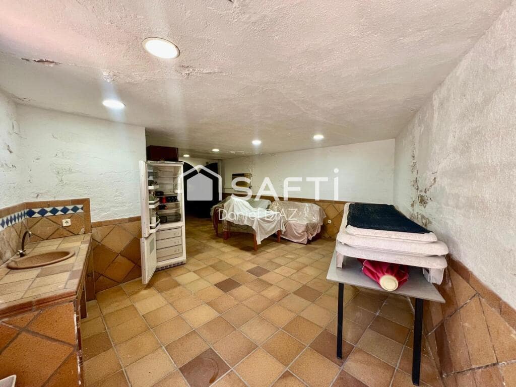 6 soveværelse Finca/Landehus til salg i Macanet de la Selva med swimmingpool garage - € 360.000 (Ref: 9174123)