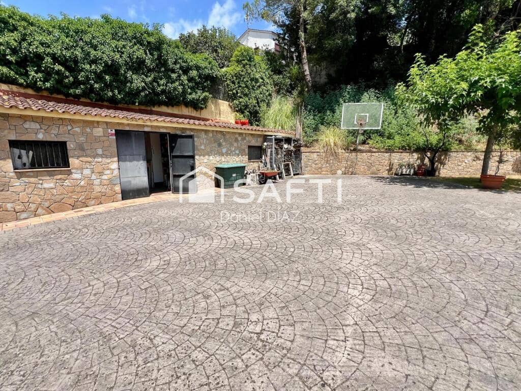 6 soveværelse Finca/Landehus til salg i Macanet de la Selva med swimmingpool garage - € 360.000 (Ref: 9174123)