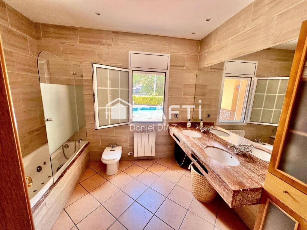 6 soveværelse Finca/Landehus til salg i Macanet de la Selva med swimmingpool garage - € 360.000 (Ref: 9174123)