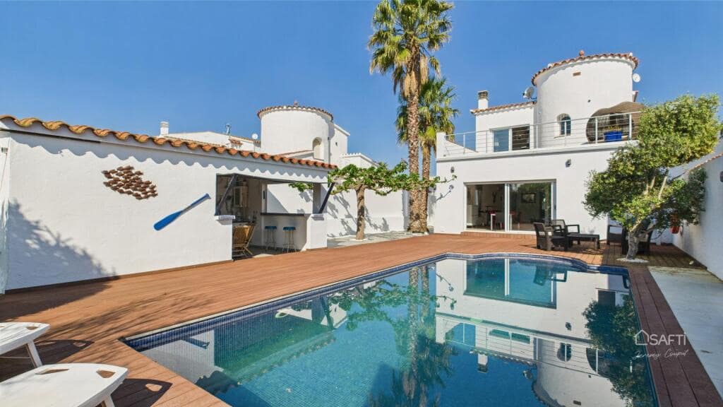 Chalet de 4 habitaciones en Empuriabrava en venta con piscina garaje - 995.000 € (Ref: 9174141)