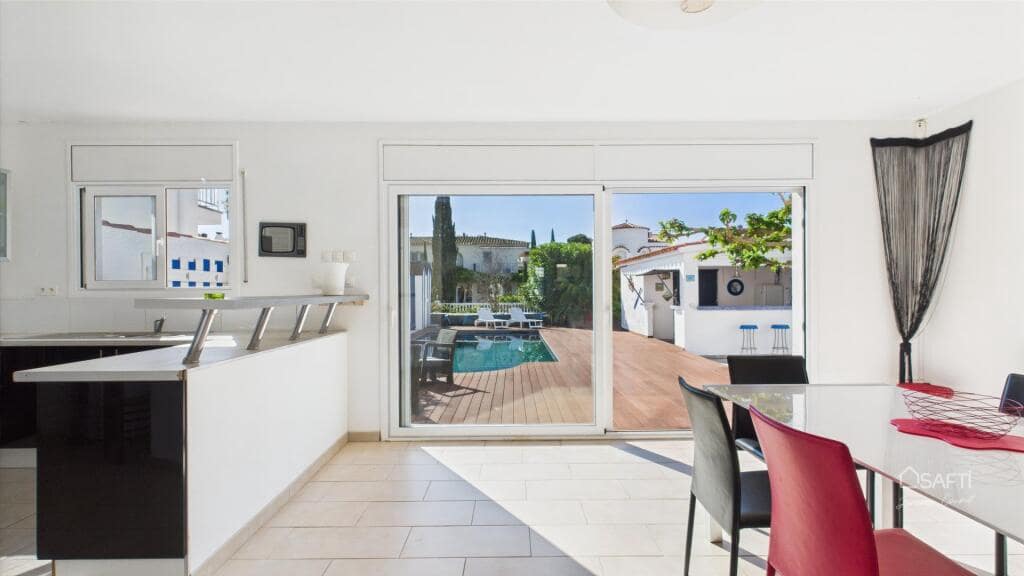 Chalet de 4 habitaciones en Empuriabrava en venta con piscina garaje - 995.000 € (Ref: 9174141)