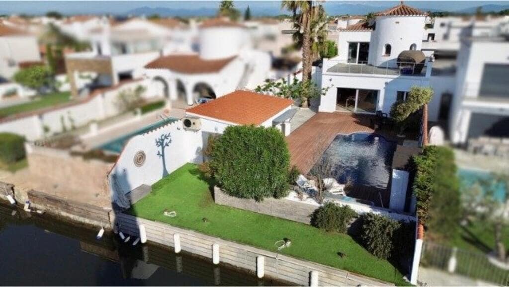 Chalet de 4 habitaciones en Empuriabrava en venta con piscina garaje - 995.000 € (Ref: 9174141)