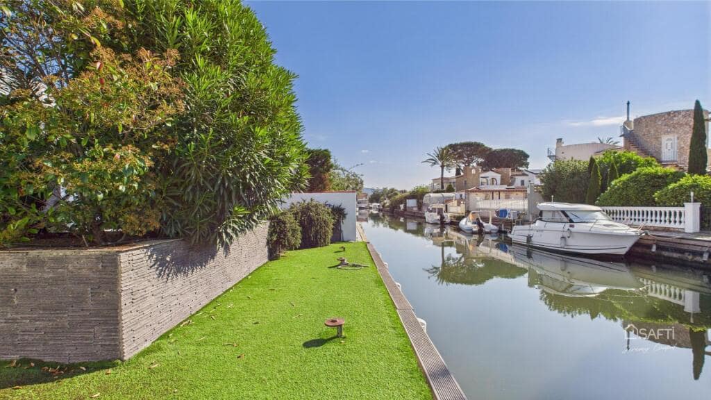 Chalet de 4 habitaciones en Empuriabrava en venta con piscina garaje - 995.000 € (Ref: 9174141)