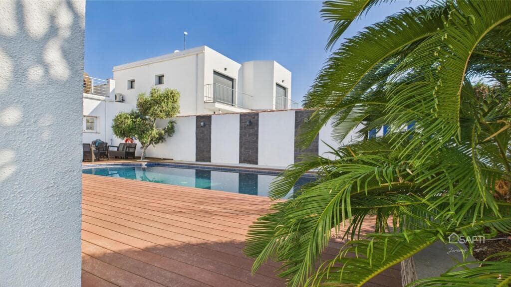 Chalet de 4 habitaciones en Empuriabrava en venta con piscina garaje - 995.000 € (Ref: 9174141)