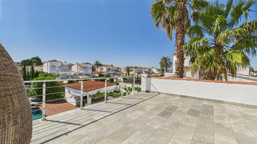 Chalet de 4 habitaciones en Empuriabrava en venta con piscina garaje - 995.000 € (Ref: 9174141)