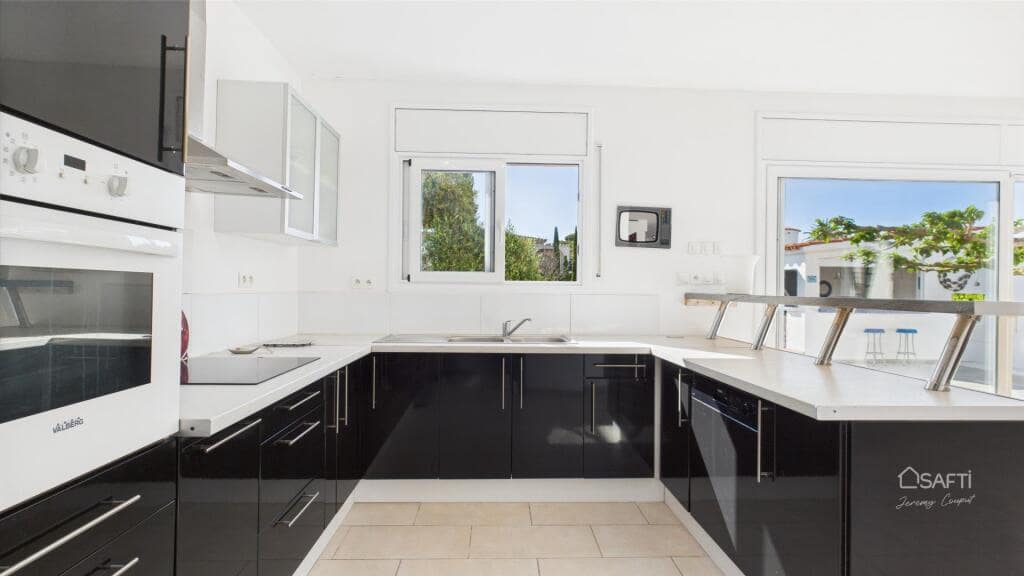 Chalet de 4 habitaciones en Empuriabrava en venta con piscina garaje - 995.000 € (Ref: 9174141)