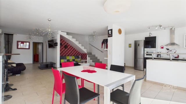 4 sypialnia Willa na sprzedaż w Empuriabrava, Castelló d'Empúries z basenem garażem - 995 000 € (Ref: 9174141)