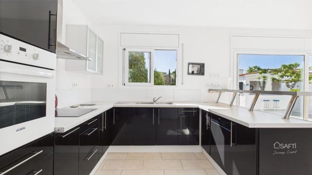 4 sypialnia Willa na sprzedaż w Empuriabrava, Castelló d'Empúries z basenem garażem - 995 000 € (Ref: 9174141)