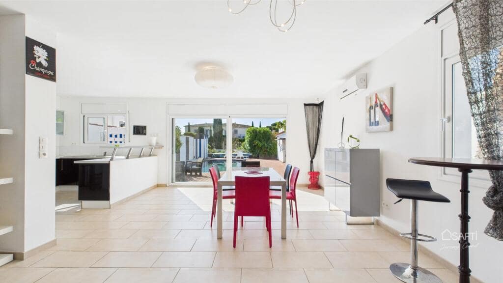 Chalet de 4 habitaciones en Empuriabrava en venta con piscina garaje - 995.000 € (Ref: 9174141)