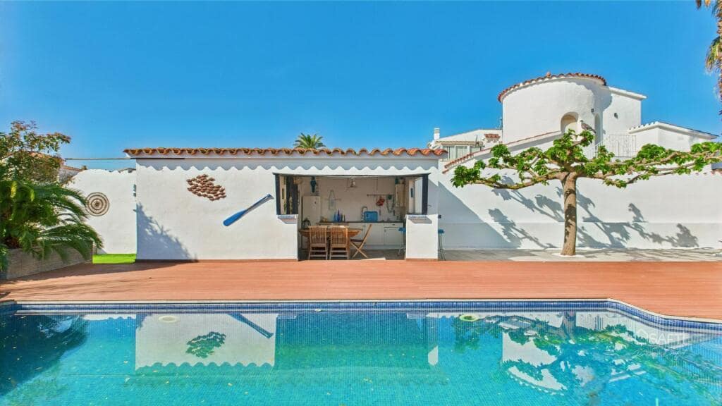 Chalet de 4 habitaciones en Empuriabrava en venta con piscina garaje - 995.000 € (Ref: 9174141)