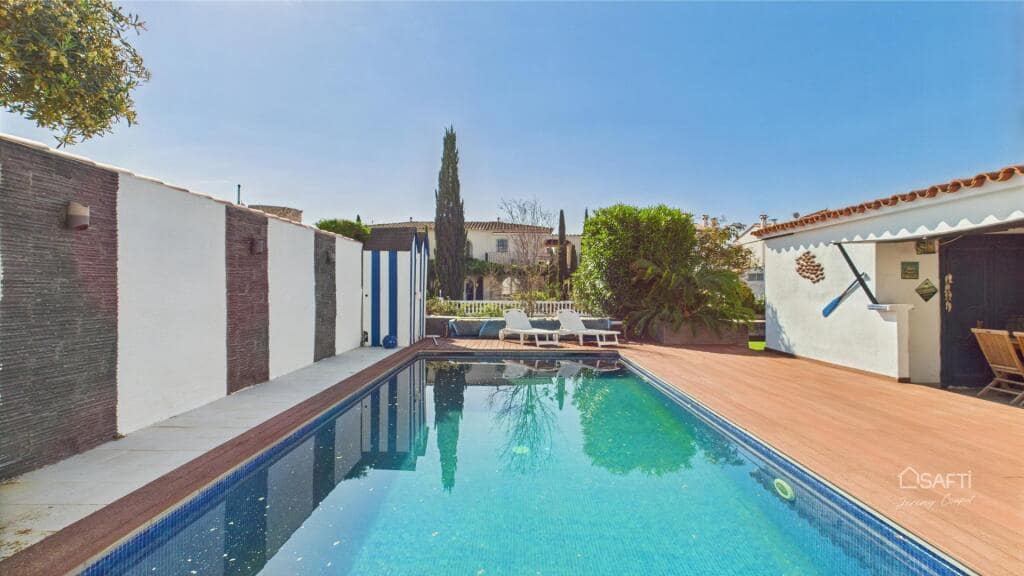 Chalet de 4 habitaciones en Empuriabrava en venta con piscina garaje - 995.000 € (Ref: 9174141)