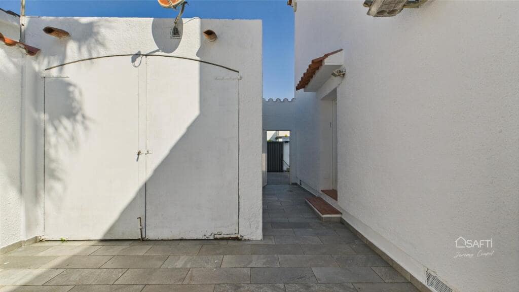 Chalet de 4 habitaciones en Empuriabrava en venta con piscina garaje - 995.000 € (Ref: 9174141)