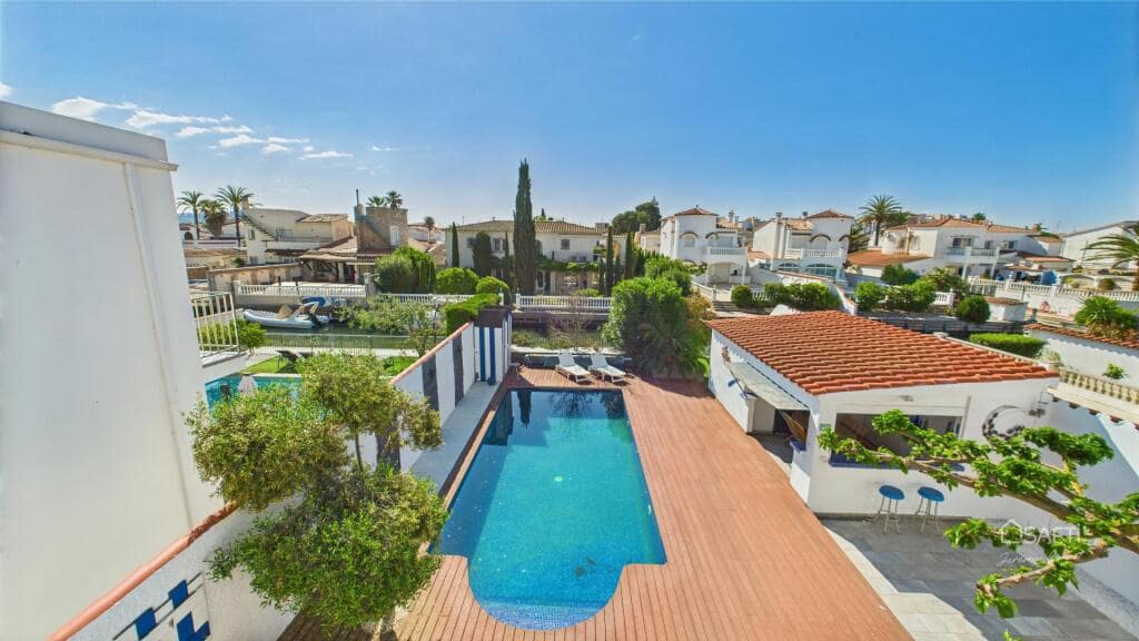 Chalet de 4 habitaciones en Empuriabrava en venta con piscina garaje - 995.000 € (Ref: 9174141)