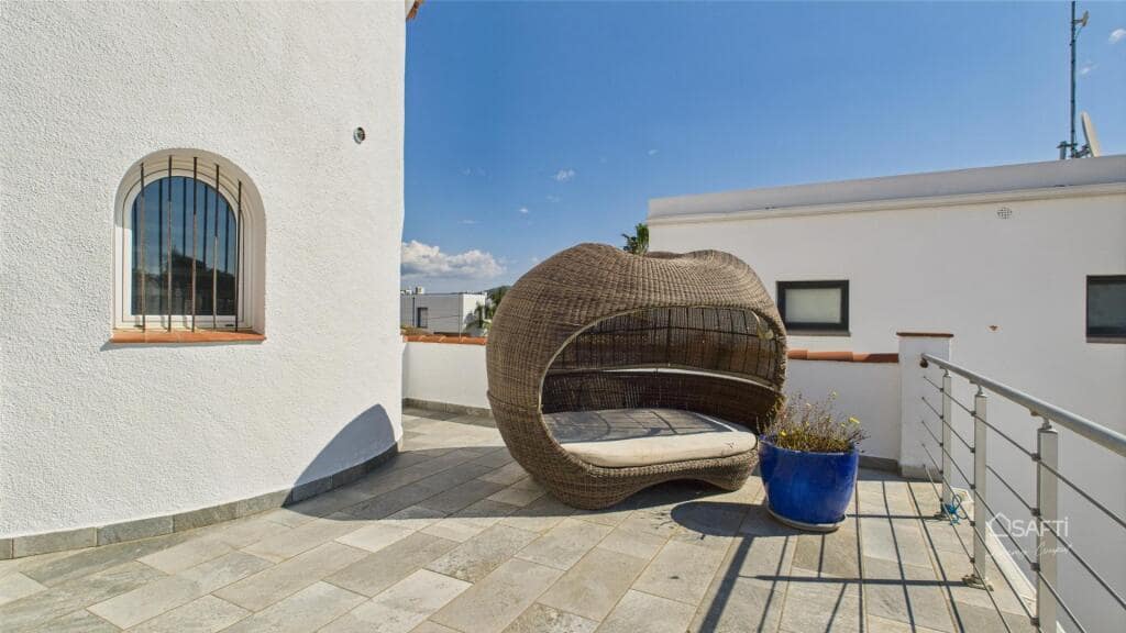 Chalet de 4 habitaciones en Empuriabrava en venta con piscina garaje - 995.000 € (Ref: 9174141)