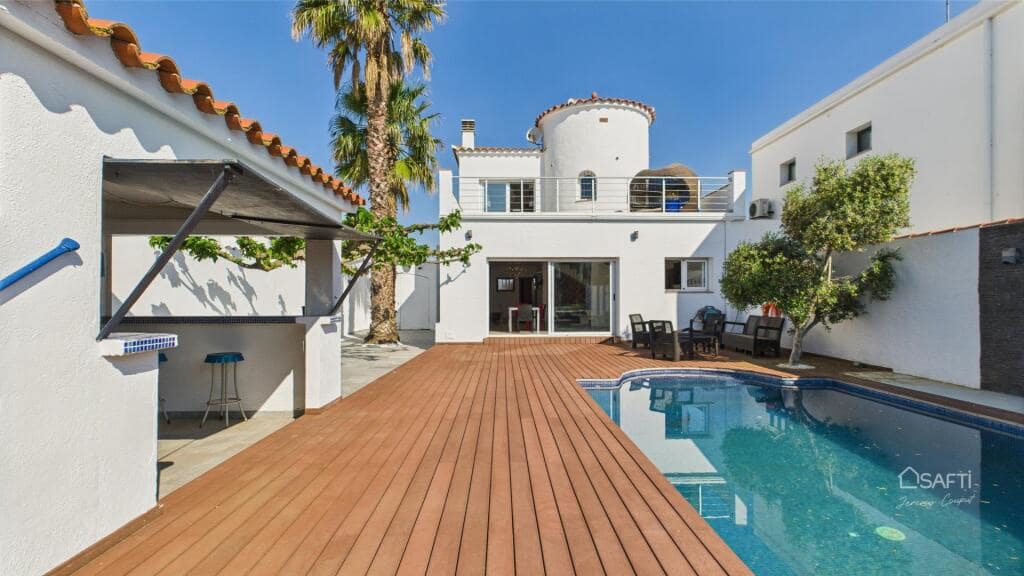Chalet de 4 habitaciones en Empuriabrava en venta con piscina garaje - 995.000 € (Ref: 9174141)