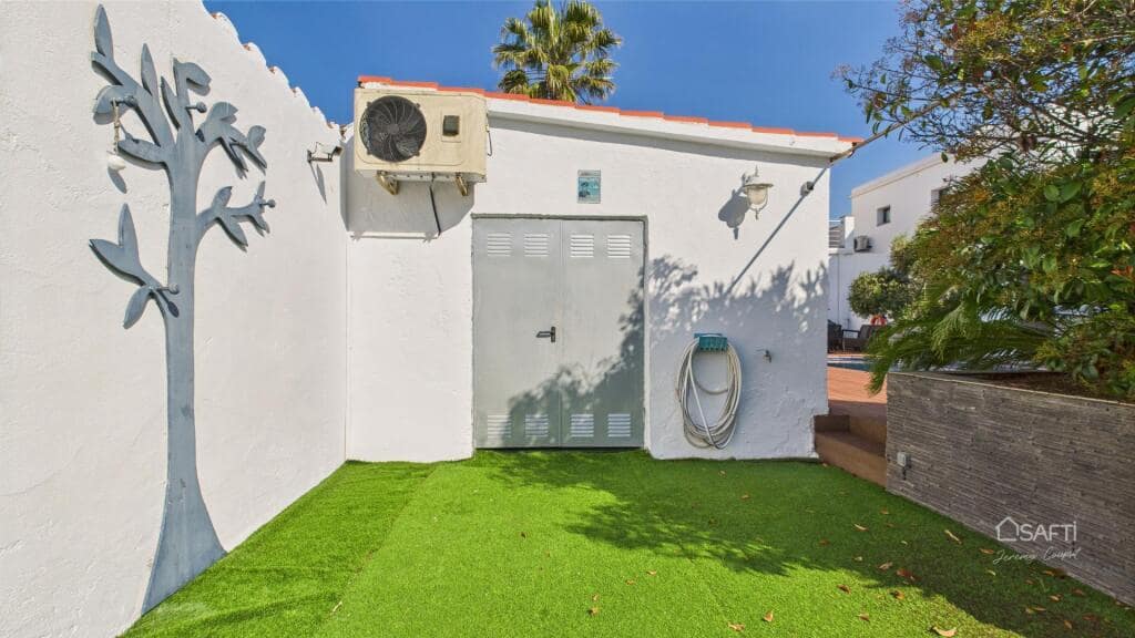 Chalet de 4 habitaciones en Empuriabrava en venta con piscina garaje - 995.000 € (Ref: 9174141)