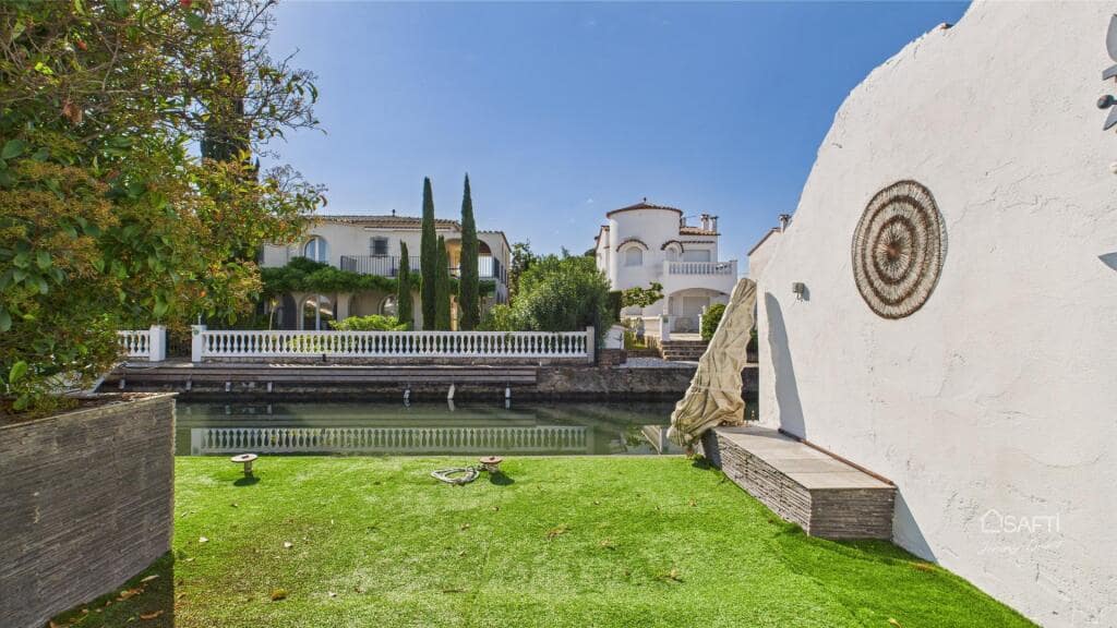 Chalet de 4 habitaciones en Empuriabrava en venta con piscina garaje - 995.000 € (Ref: 9174141)