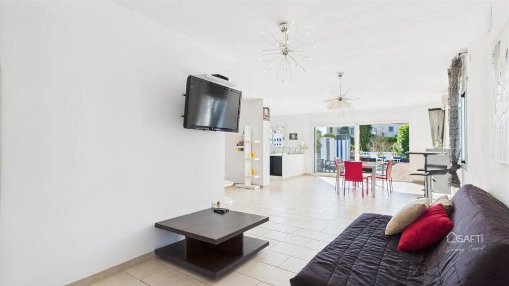 Chalet de 4 habitaciones en Empuriabrava en venta con piscina garaje - 995.000 € (Ref: 9174141)