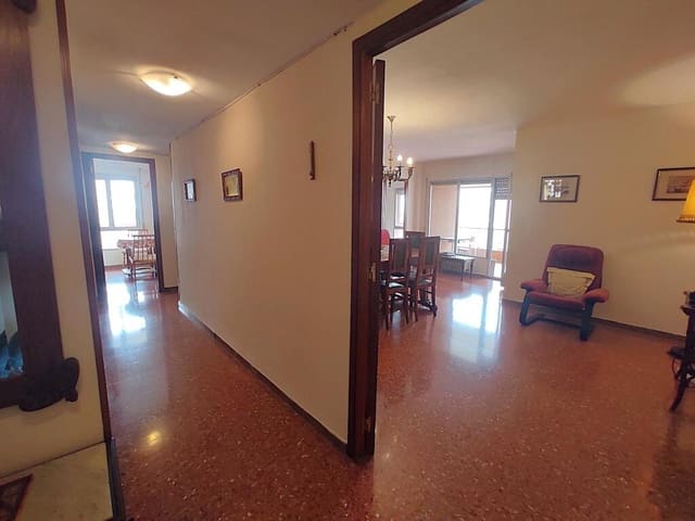 4 bedroom Apartment for sale in Huesca city - € 200,000 (Ref: 9174172)