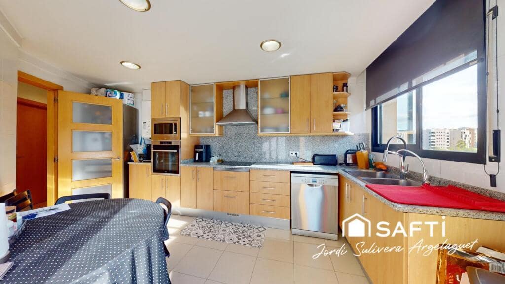 4 sypialnia Mieszkanie na sprzedaż w Miasto Girona z garażem - 415 000 € (Ref: 9174449)