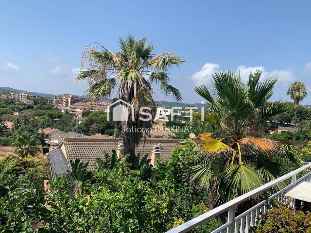 7 soveværelse Rækkehus til salg i Lloret de Mar med swimmingpool - € 700.000 (Ref: 9174455)