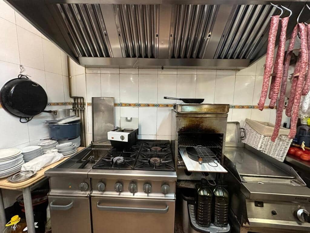 Commercial for sale in Barcelona city - € 410,000 (Ref: 9181020)