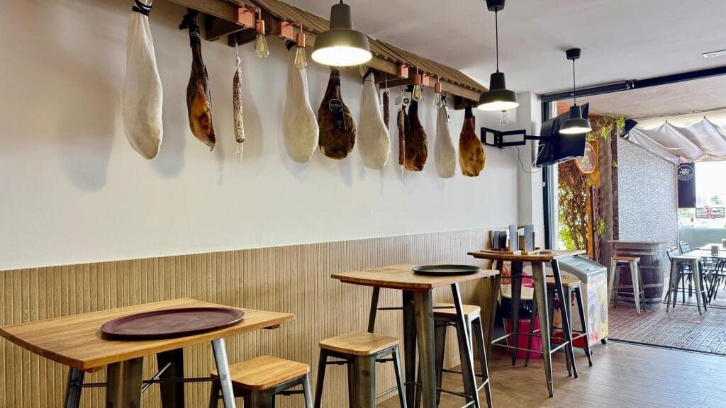 Kaupallinen myytävänä paikassa Empuriabrava - 129 000 € (Ref: 9208332)