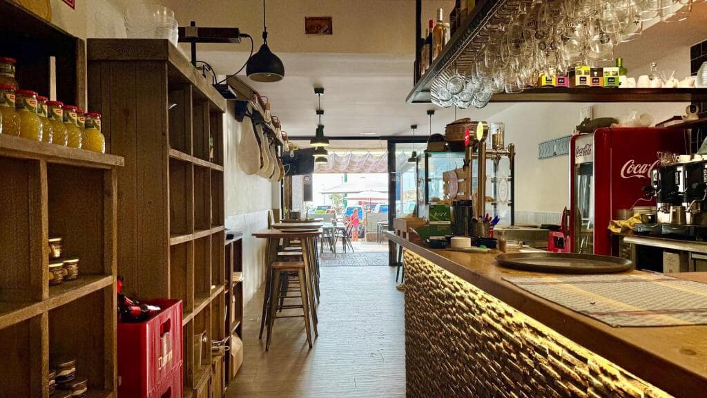 Kaupallinen myytävänä paikassa Empuriabrava - 129 000 € (Ref: 9208332)