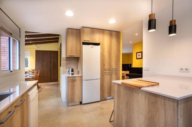 7 bedroom Villa for sale in Sant Vicenç de Montalt with pool garage - € 1,100,000 (Ref: 9217422)