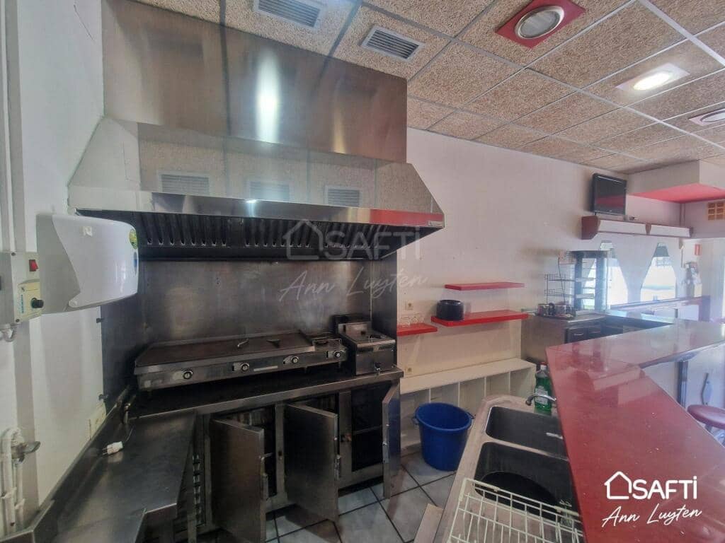 Kaupallinen myytävänä paikassa Roses - 175 000 € (Ref: 9242945)