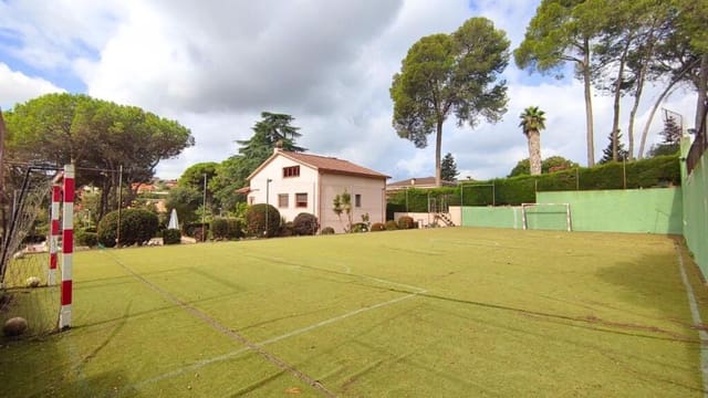 5 slaapkamer Villa te koop in Lliçà d'Amunt met zwembad garage - € 650.000 (Ref: 9252009)