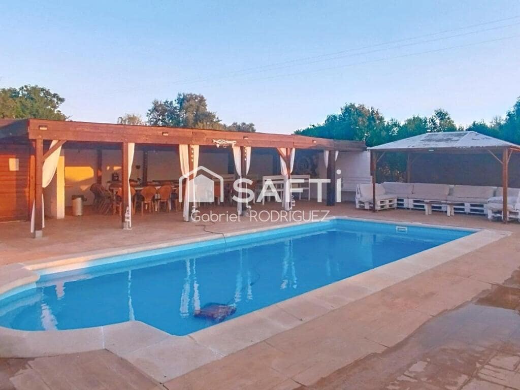 4 soveværelse Villa til salg i Badajoz by med swimmingpool - € 340.000 (Ref: 9255041)