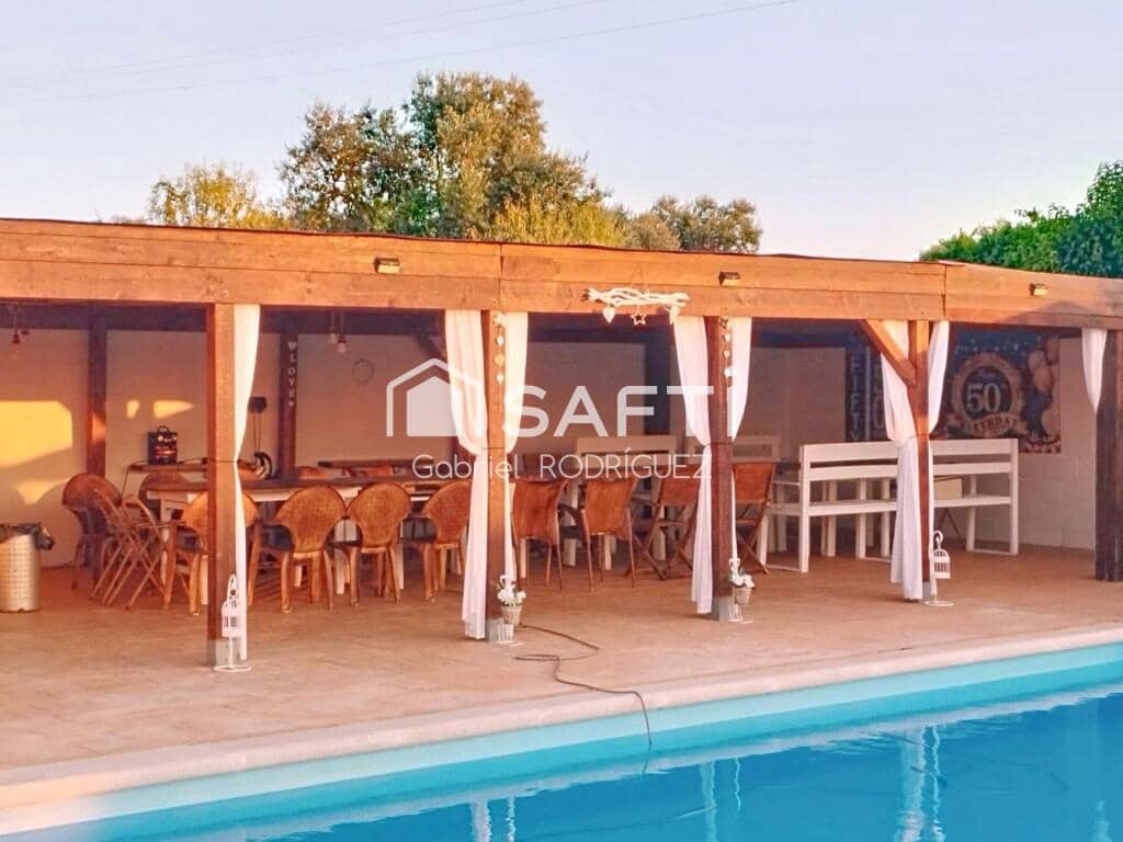 4 soveværelse Villa til salg i Badajoz by med swimmingpool - € 340.000 (Ref: 9255041)