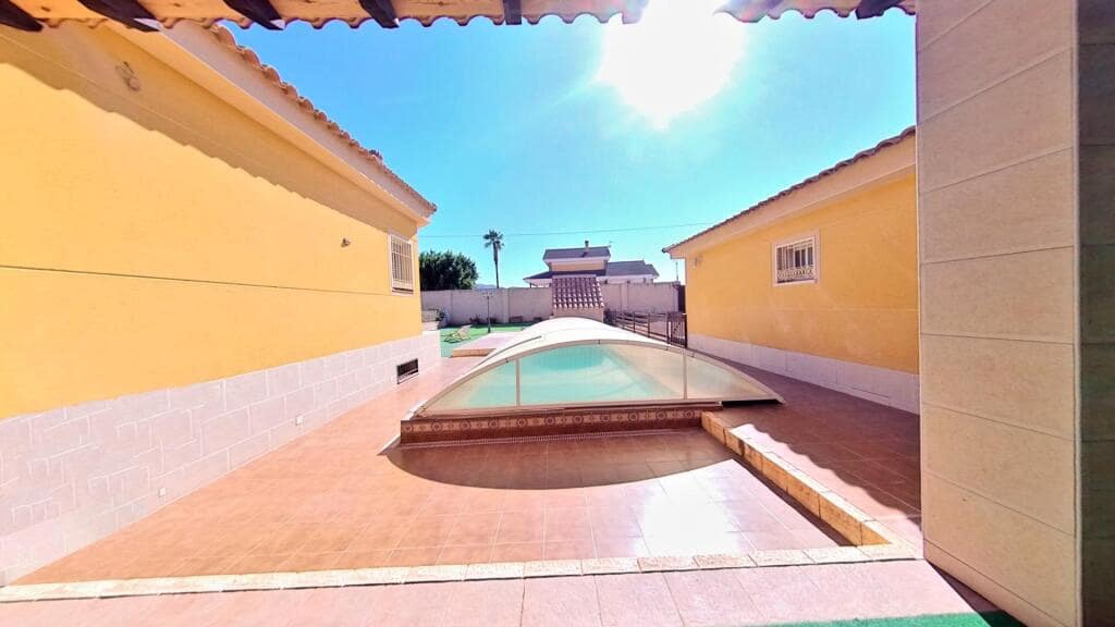 4 soverom Villa til salgs i Alicante by med svømmebasseng garasje - € 524 000 (Ref: 9257130)