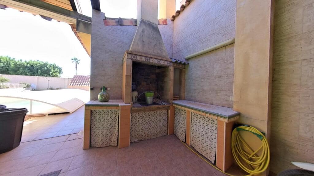 4 soverom Villa til salgs i Alicante by med svømmebasseng garasje - € 524 000 (Ref: 9257130)