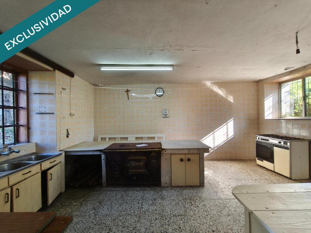 5 bedroom Villa for sale in Touro with garage - € 119,000 (Ref: 9262479)