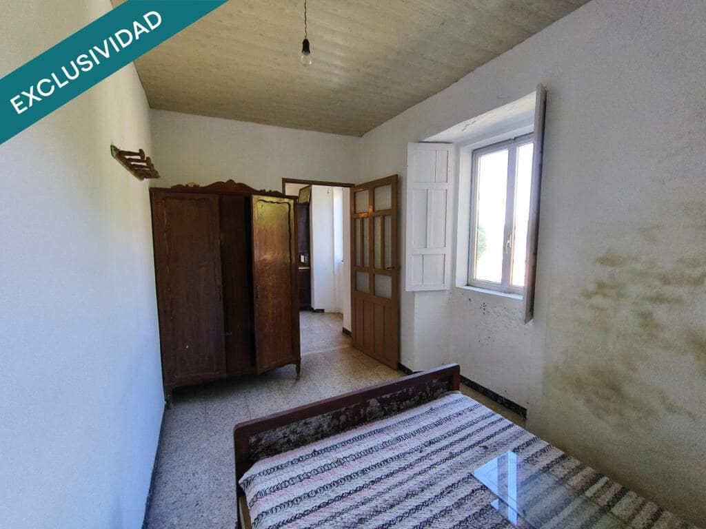 5 bedroom Villa for sale in Touro with garage - € 119,000 (Ref: 9262479)