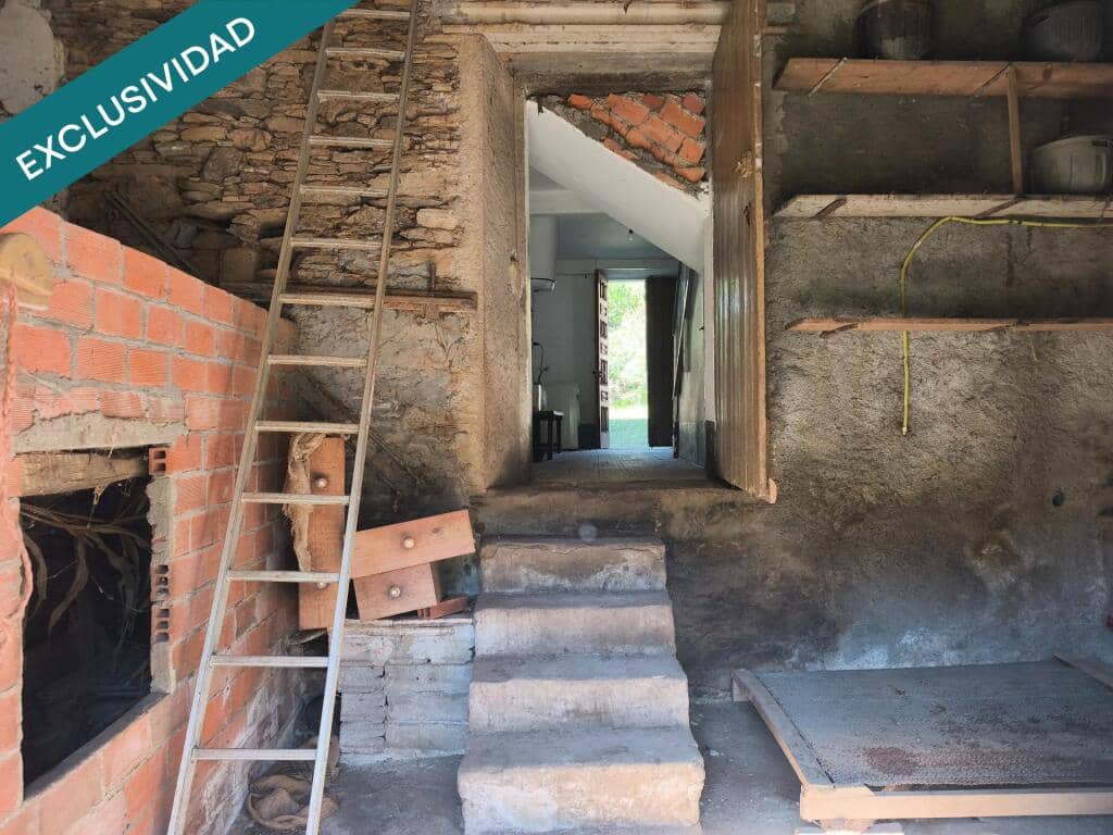 5 bedroom Villa for sale in Touro with garage - € 119,000 (Ref: 9262479)