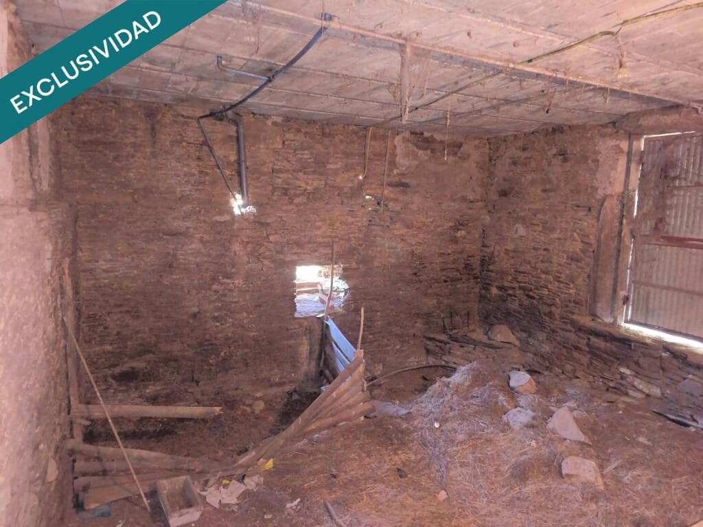 5 bedroom Villa for sale in Touro with garage - € 119,000 (Ref: 9262479)