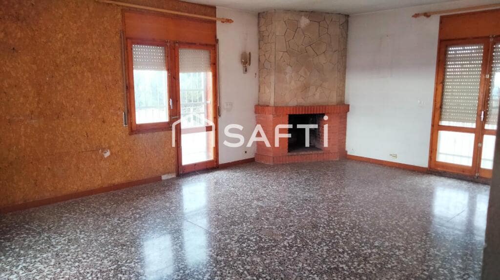 6 bedroom Villa for sale in Masquefa with garage - € 320,000 (Ref: 9276225)