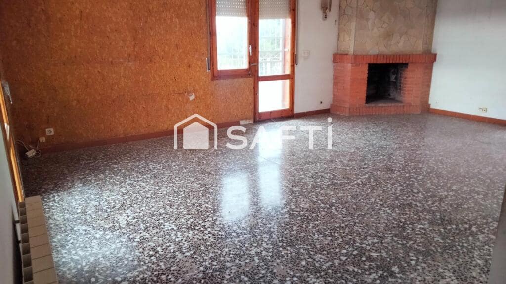 6 bedroom Villa for sale in Masquefa with garage - € 320,000 (Ref: 9276225)