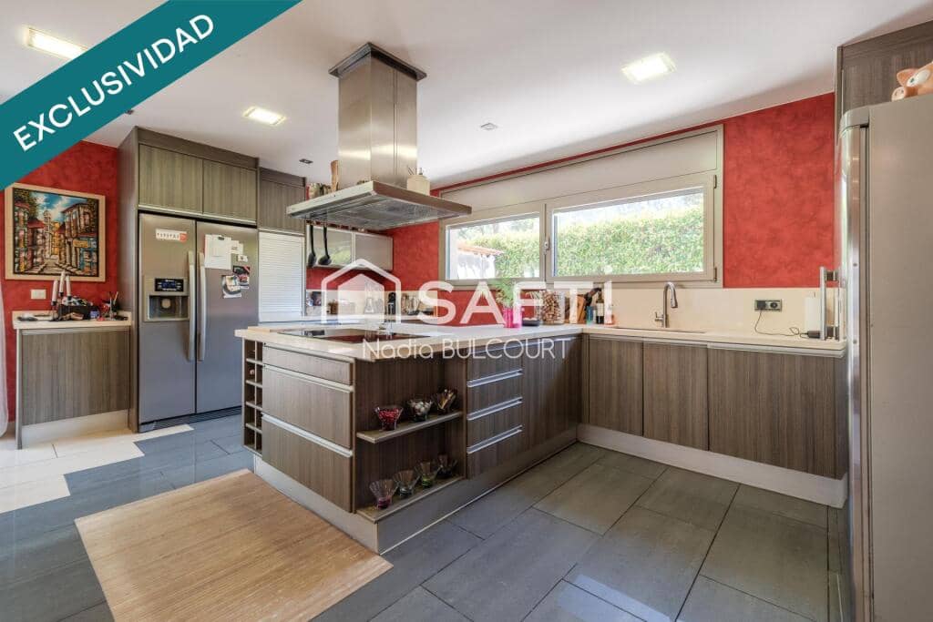 5 sypialnia Willa na sprzedaż w Collbato z basenem garażem - 1 165 000 € (Ref: 9326303)