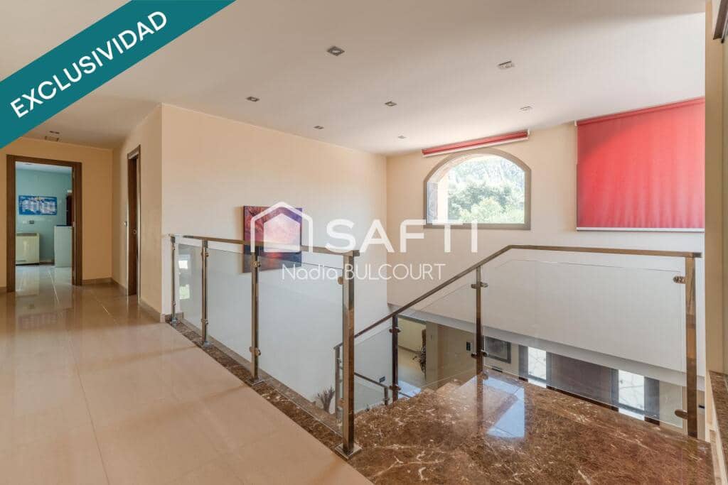 5 sypialnia Willa na sprzedaż w Collbato z basenem garażem - 1 165 000 € (Ref: 9326303)