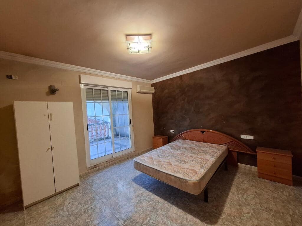 4 bedroom Flat for sale in Castello de Rugat with garage - € 170,000 (Ref: 9337811)