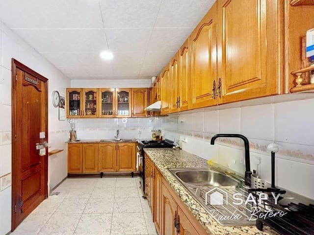 5 slaapkamer Rijtjeshuis te koop in Vilanova i la Geltrú met garage - € 345.000 (Ref: 9337823)