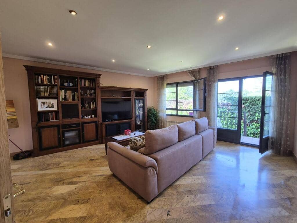 4 slaapkamer Rijtjeshuis te koop in San Andres del Rabanedo met garage - € 332.000 (Ref: 9344649)