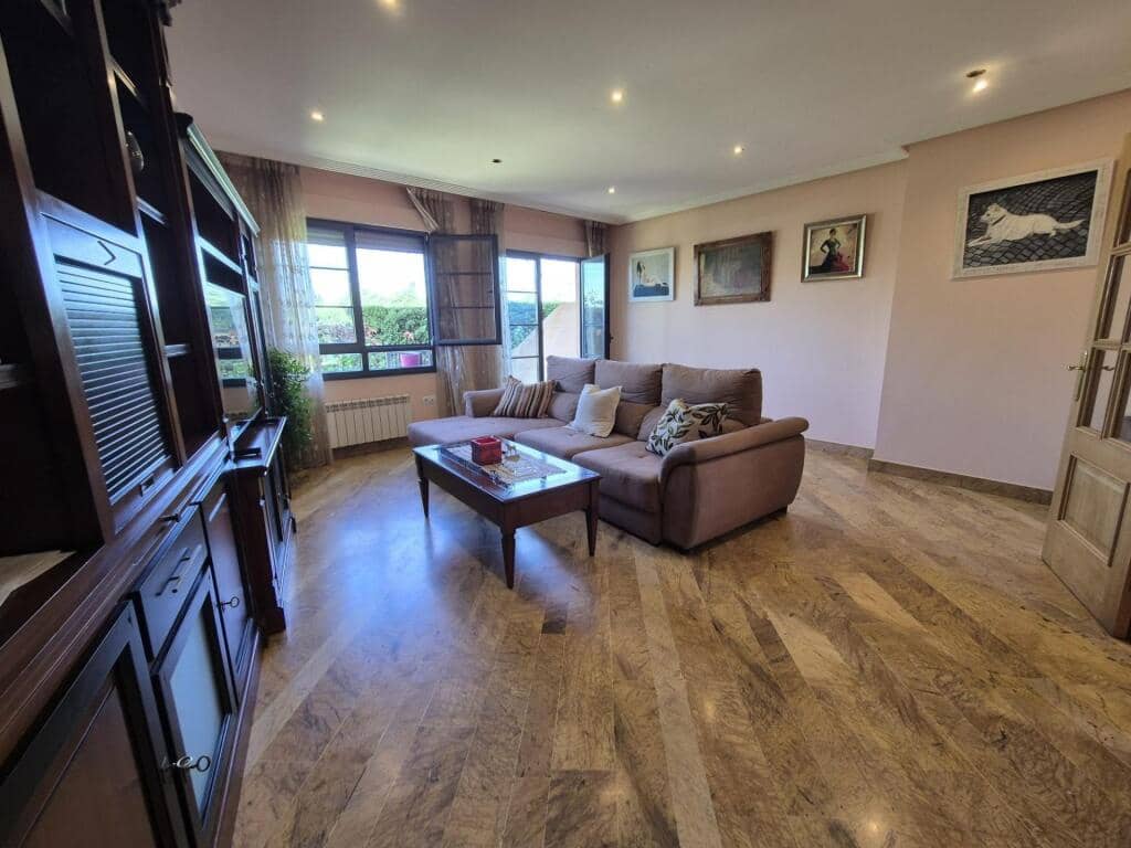 4 slaapkamer Rijtjeshuis te koop in San Andres del Rabanedo met garage - € 332.000 (Ref: 9344649)